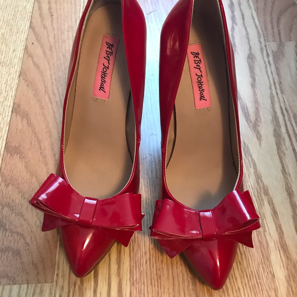 Betsy Johnson Reload Glossy Red Bow Pumps